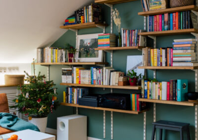 Półka na książki na tle zielonej ściany
